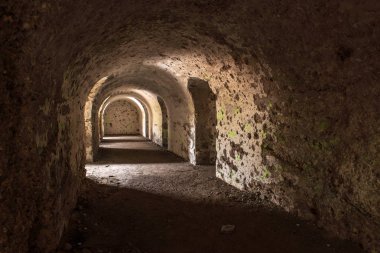 Eski savaş fort Liepaja, Letonya karlı kış gününde Harabeleri