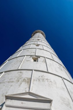 Deniz feneri mavi gökyüzü arka plan