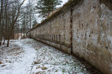 Eski savaş fort Liepaja, Letonya karlı kış gününde Harabeleri