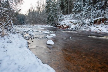 Kışın, Letonya orman Amata Nehri'nin doğal görünümü