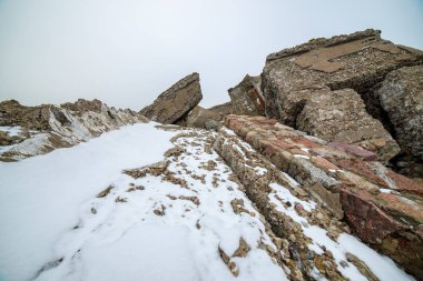 Eski savaş fort Liepaja, Letonya karlı kış gününde Harabeleri