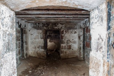 Eski savaş fort Liepaja, Letonya karlı kış gününde Harabeleri