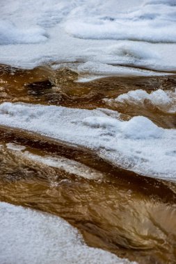 Kışın, Letonya orman Amata Nehri'nin doğal görünümü