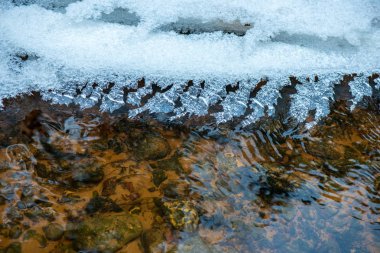 Kışın, Letonya orman Amata Nehri'nin doğal görünümü