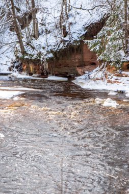 Kışın, Letonya orman Amata Nehri'nin doğal görünümü