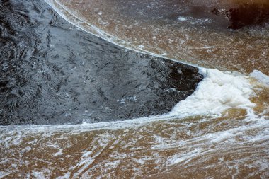 Kışın, Letonya orman Amata Nehri'nin doğal görünümü