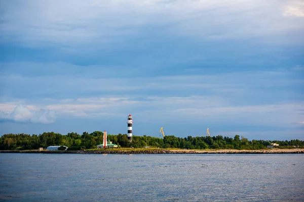 海で背の高い灯台の風光明媚なビュー — ストック写真