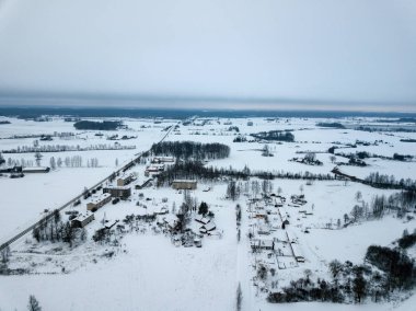 kış ve yukarıdan küçük köy yolları