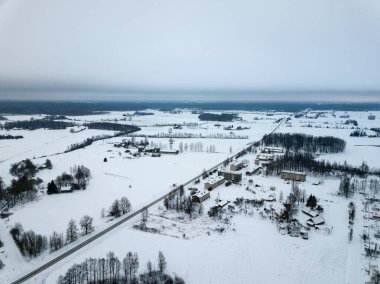 kış ve yukarıdan küçük köy yolları