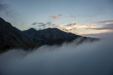 Tırmanma dağ Vadisi Slovakya üzerinden puslu bulut