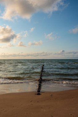 Eski dalgakıran kalanlar denizde ahşap direkleri