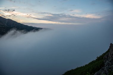 Tırmanma dağ Vadisi Slovakya üzerinden puslu bulut