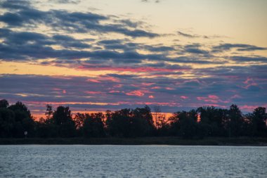 güzel renkli günbatımı manzaralı görünüm
