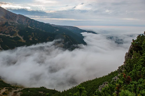 Misty Σύννεφο Πέρα Από Την Αναρρίχηση Ορεινής Κοιλάδας Στη Σλοβακία — Φωτογραφία Αρχείου