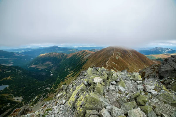 kayalık Tatra dağ turistik yürüyüş parkurları Slovakya