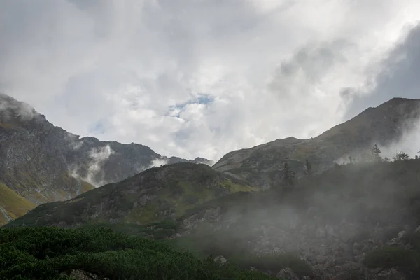Awan Berkabut Atas Lembah Pegunungan Slowakia — Stok Foto