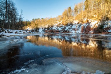 kumtaşı kayalıklarla Letonya kış Gauja Nehri kıyısında