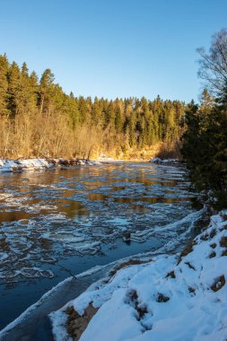 kumtaşı kayalıklarla Letonya kış Gauja Nehri kıyısında