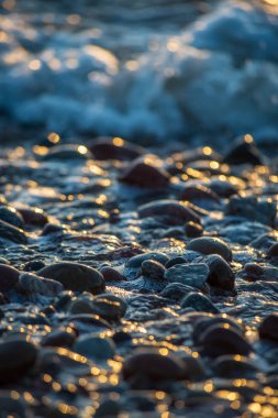  kayalık plaj çakıl deniz görünümünü kapat