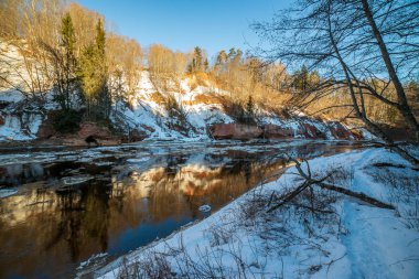 kumtaşı kayalıklarla Letonya kış Gauja Nehri kıyısında