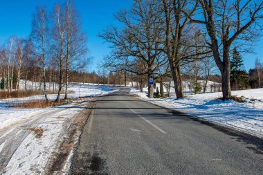 Kışın yol boş asfalt doğal görünümü