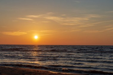 deniz üzerinde güzel kırmızı günbatımı manzaralı görünüm
