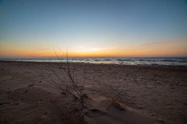 deniz üzerinde güzel kırmızı günbatımı manzaralı görünüm