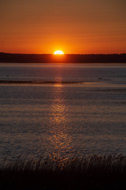 deniz üzerinde güzel kırmızı günbatımı manzaralı görünüm