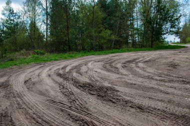 boş kırsal yol bahar mevsiminde
