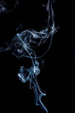 siyah arka plan üzerine beyaz duman görünümü kadar kapatın