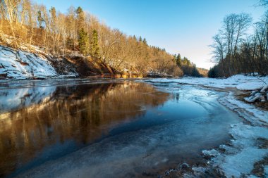 kumtaşı kayalıklarla Letonya kış Gauja Nehri kıyısında