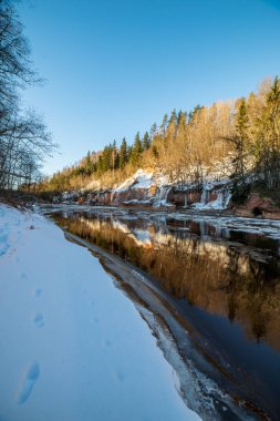 kumtaşı kayalıklarla Letonya kış Gauja Nehri kıyısında