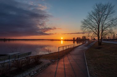 deniz üzerinde güzel kırmızı günbatımı manzaralı görünüm