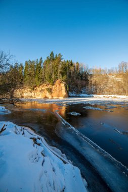 kumtaşı kayalıklarla Letonya kış Gauja Nehri kıyısında