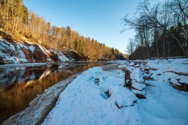 kumtaşı kayalıklarla Letonya kış Gauja Nehri kıyısında