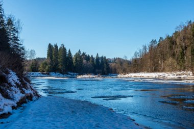 kumtaşı kayalıklarla Letonya kış Gauja Nehri kıyısında