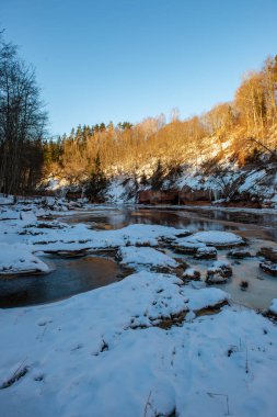 kumtaşı kayalıklarla Letonya kış Gauja Nehri kıyısında