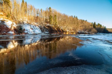 kumtaşı kayalıklarla Letonya kış Gauja Nehri kıyısında