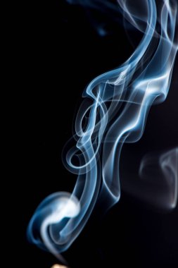 siyah arka plan üzerine beyaz duman görünümü kadar kapatın