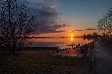 deniz üzerinde güzel kırmızı günbatımı manzaralı görünüm