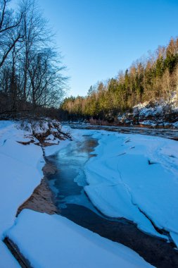 kumtaşı kayalıklarla Letonya kış Gauja Nehri kıyısında