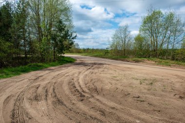 boş kırsal yol bahar mevsiminde