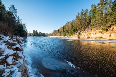kumtaşı kayalıklarla Letonya kış Gauja Nehri kıyısında