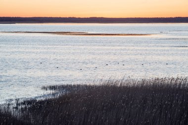 deniz üzerinde güzel kırmızı günbatımı manzaralı görünüm