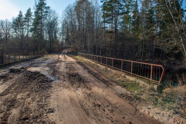 boş kırsal yol bahar mevsiminde