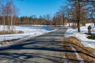 Kışın yol boş asfalt doğal görünümü
