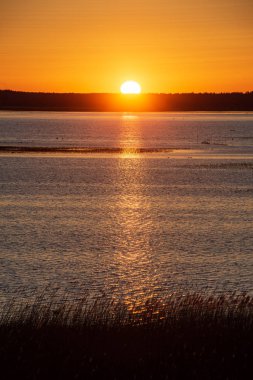 deniz üzerinde güzel kırmızı günbatımı manzaralı görünüm