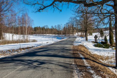 Kışın yol boş asfalt doğal görünümü