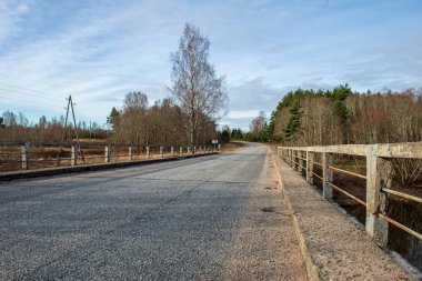 boş kırsal yol bahar mevsiminde
