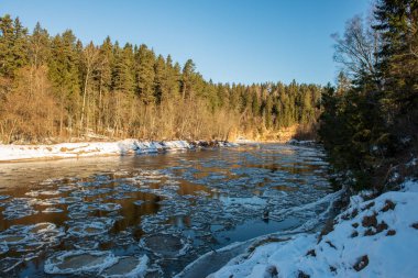 kumtaşı kayalıklarla Letonya kış Gauja Nehri kıyısında